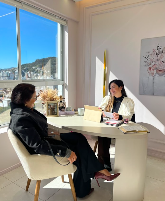 Consulta presencial no consultório da Dra. Nicole Bonacolsi com vista para Florianópolis